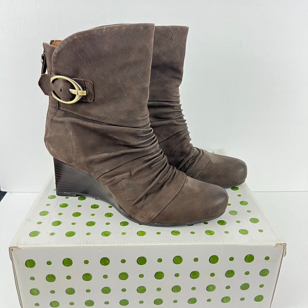 Earthies Chelsea Brown‎ Suede Wedge Boots Size 10 M